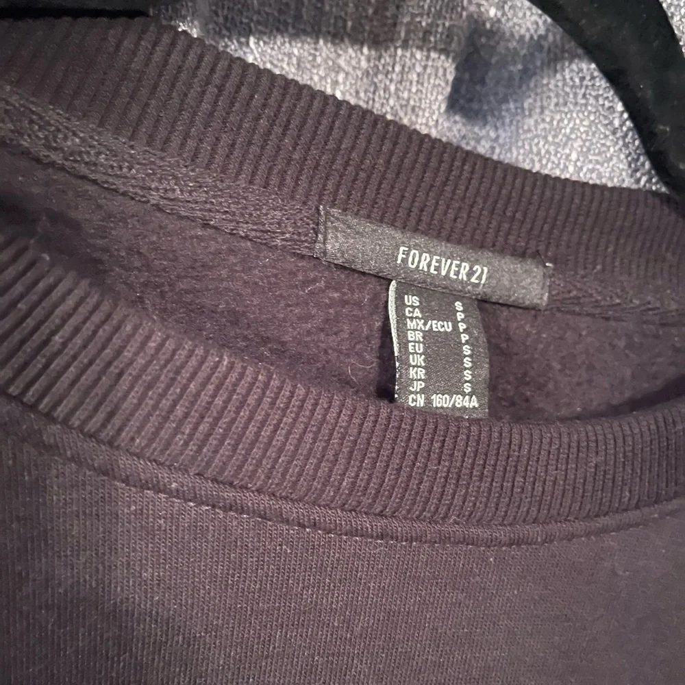 Forever 21 Black Cropped Sweatshirt - Picture 3 of 3